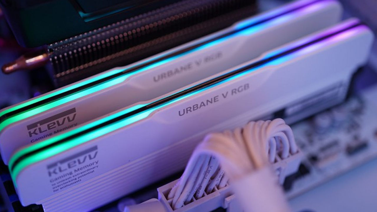 지금 최고의 가성비 게이밍 메모리, ESSENCORE KLEVV DDR5-6000 CL30 URBANE V RGB 패키지 서린 (16Gx2)