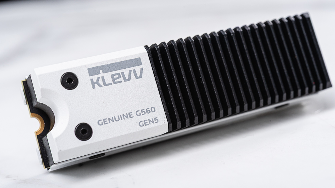 摩登設計 x 旗艦性能！KLEVV GENUINE G560 2TB 開箱測試 / PCIe 5.0 SSD 突破 14 GB/s 傳輸